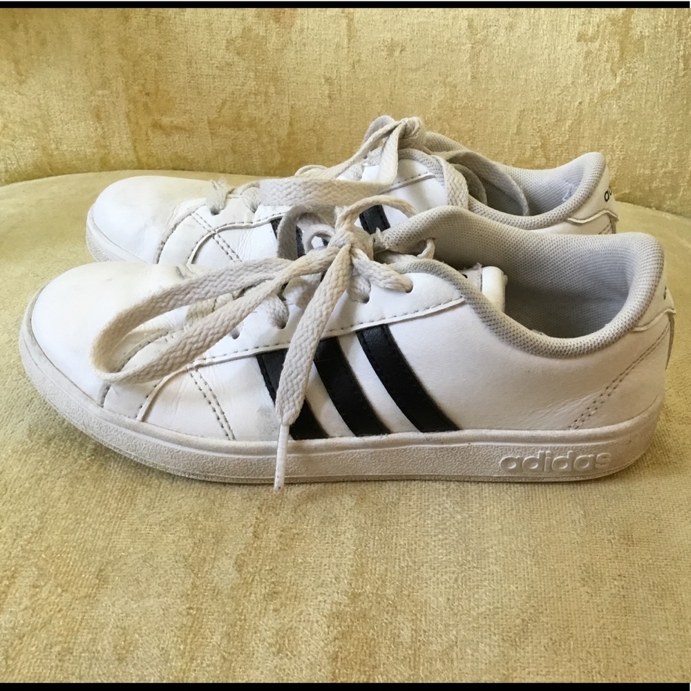 🌸SALE! Girl’s white leather Adidas sneakers sz 1